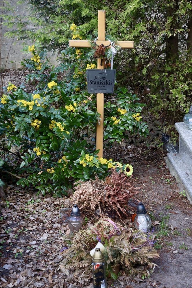 Tak wygląda grób prof. Staniszkis rok po jej śmierci 