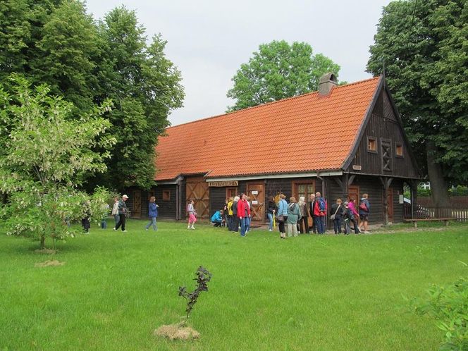 Ta wieś na Mazurach latem przyciąga tłumy. Była schronieniem dla pruskiego księcia przed dżumą