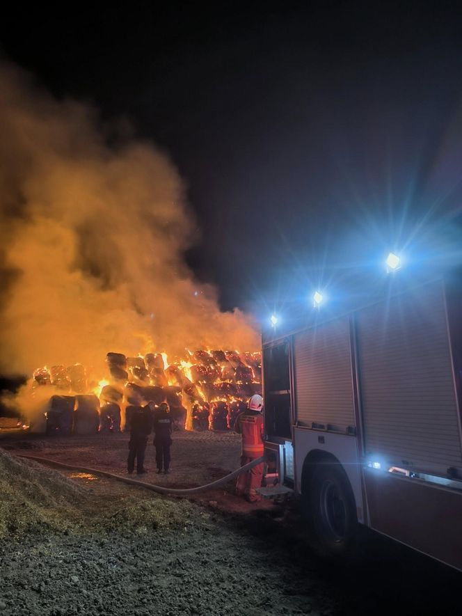 Pożar na polu. Spłonęło 1000 balotów słomy