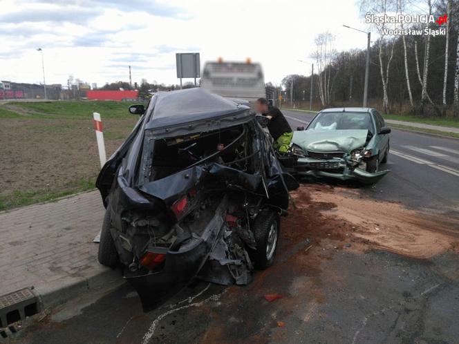 Jeden z samochodów został zmiażdżony przez dwa inne! Przerażający wypadek