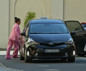 Anna Mucha z rodziną na lotnisku