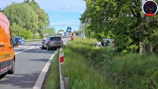 Peugeot i nissan roztrzaskane na drodze. Dramatyczny wypadek pod Sochaczewem 