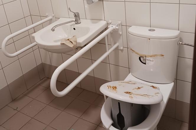 Wandale zdemolowali toaletę na dworcu w Choszcznie