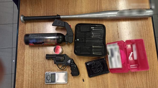 Uciekał przed ścigającymi go policjantami, po drodze wyrzucał narkotyki przez okno auta