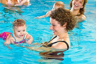 Nauka pływania dla niemowląt. Dobra zabawa na basenie