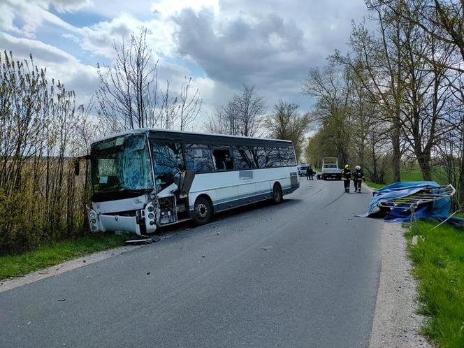 Zderzenie autobusu z dostawczakiem pod Bydgoszczą! Na miejscu trzy zastępy straży pożarnej [ZDJĘCIA] 