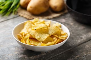 Domowe chipsy ziemniaczane. Zdrowa przekąska dzięki której nie przytyjesz. Bez trans tłuszczów i soli