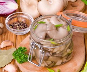 Boczniaki zamiast śledzi to mój świąteczny hit. Wyglądają i smakują jak ryba, ale są w pełni roślinne