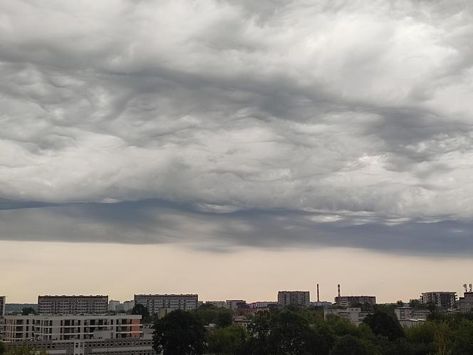 Nawałnice przechodzą przez Polskę. Ciemne chmury nad Białymstokiem