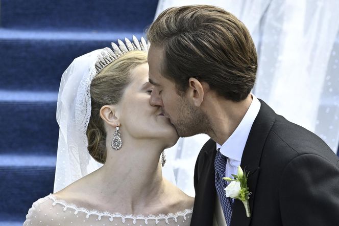 Królewska ceremonia pełna przepychu. Ślubna stylizacja Marii Karoliny podbija światowe media