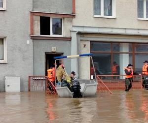 Odmówił ewakuacji. Chce przetrwać powódź w Polsce z zapasami na 2 dni. Jego sąsiedzi wchodzą na wyższe kondygnacje