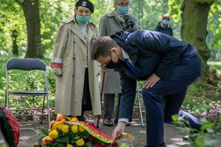  Warszawa. Prezydent pamiętał o matkach poległych. Złożył kwiaty w Parku Powstańców 