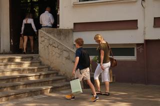 Zakończenie roku szkolnego 2023/2024 we Wrocławiu. Tak uczniowie świętują początek wakacji [ZDJĘCIA]