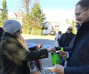 Słoneczna pogoda sprzyjała. 32. Kwesta Na Odnowę Zabytków Starego Cmentarza w Tarnowie