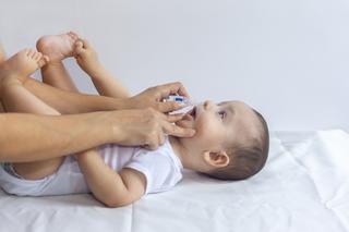 Krople do nosa na katar u niemowląt - czy i jak aplikować krople do nosa?