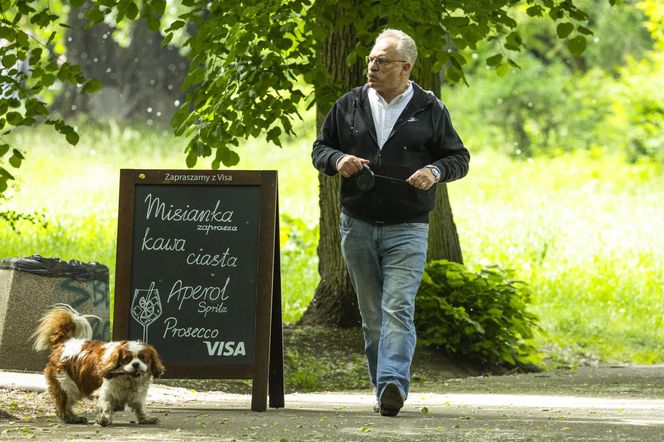 Marek Jakubiak. Pies pomaga mu w kampanii