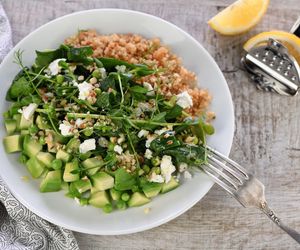 Sałatka Kaliny Jędrusik – Magda Gessler odkrywa kultowy przepis gwiazdy! Prosta, pyszna i pełna smaku sałatka z kaszy z ogórkami