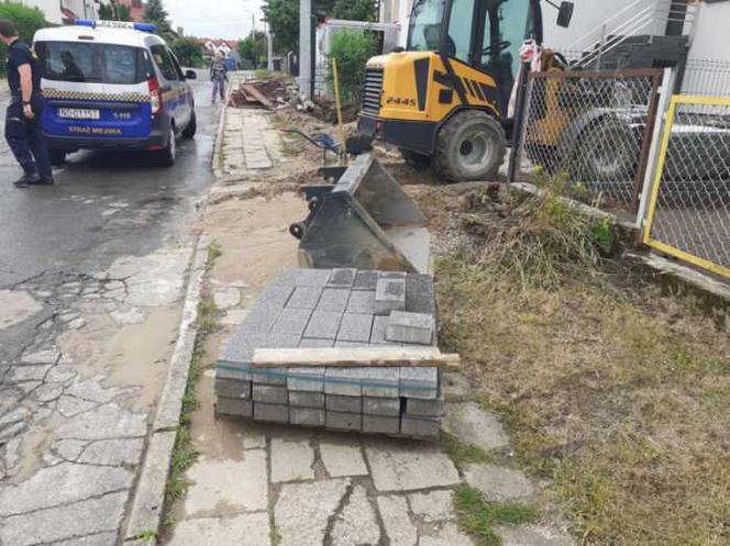 Zagracony chodnik na ul. Gołdapskiej w Olsztynie. Kierownik prac ukarany mandatem [ZDJĘCIA]