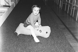 Tak modelki pozowały w reklamach mebli z pianki produkowanej w Zachemie. Do zakupu zachęcała kilkuletnia dziewczynka [HISTORYCZNE ZDJĘCIA]