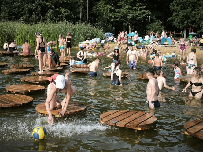 Długi sierpniowy weekend na plaży w Osiecznej