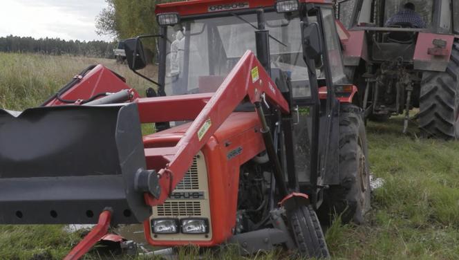 Rolnicy. Podlasie. Andrzej wyciąga traktor z błota