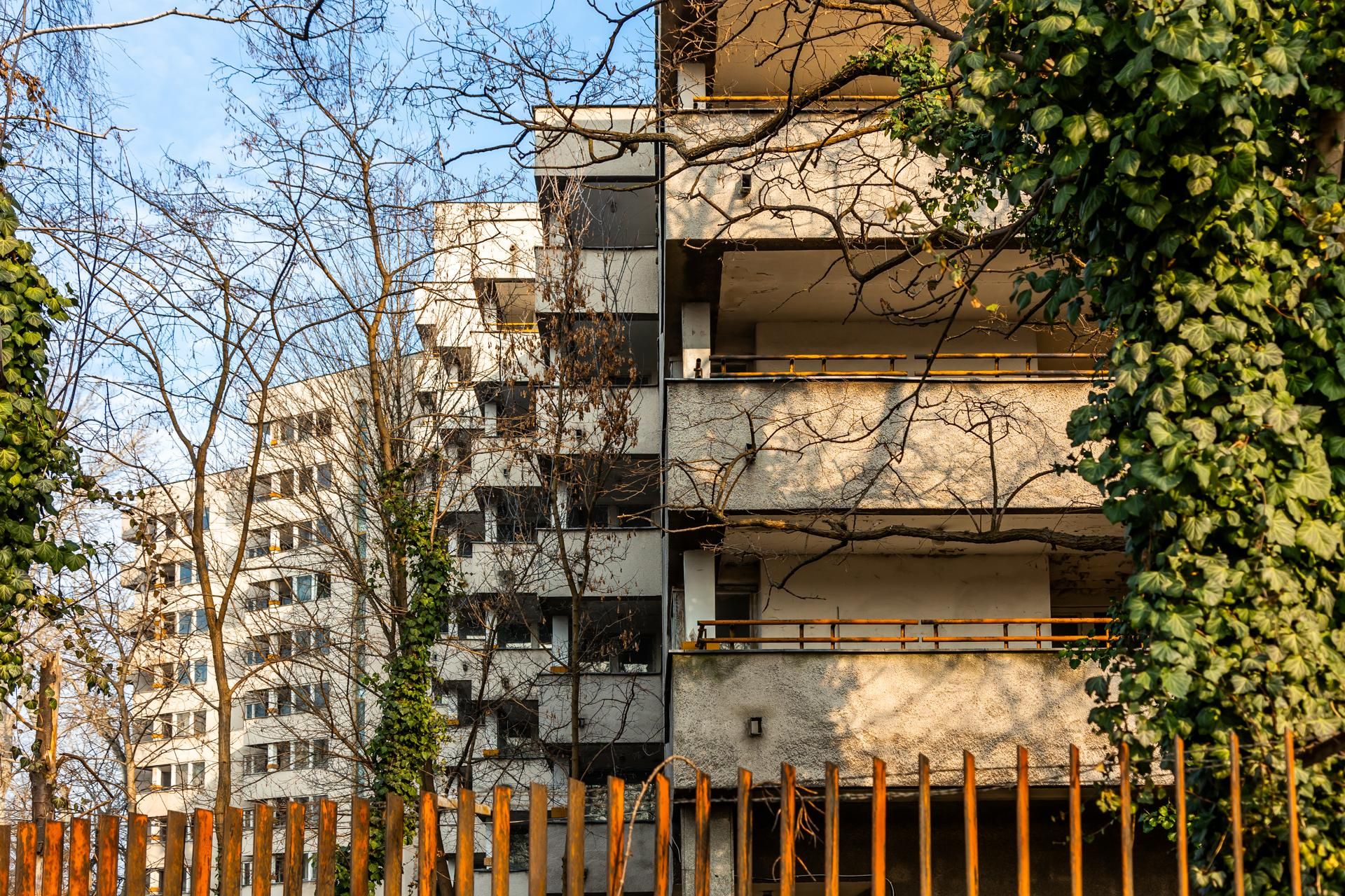 Szpiegowo, blok na Sobieskiego 100 w Warszawie
