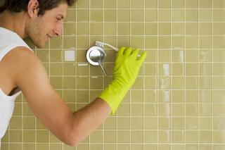 Domowe skuteczne sposoby na czyszczenie fug. Co jest dobre do czyszczenia fug?