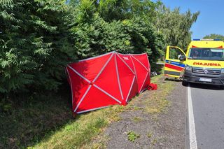 Śmiertelny wypadek pod Łęczycą. 28-letni motocyklista uderzył w tył tira [ZDJĘCIA]