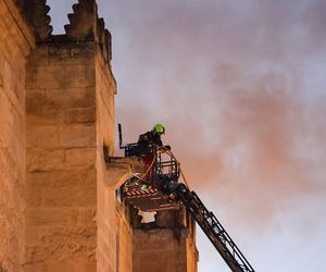 Pożar w historycznej katedrze Mezquita  w Kordobie