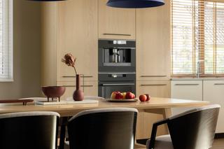 Jadalnia z dużym stołem