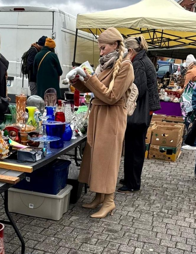 Wcisło buszuje na pchlim targu.