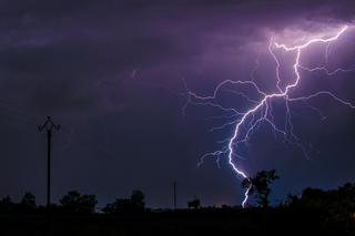 Burza na Śląsku 24 czerwca. Na Śląsk nadciąga pogodowy armageddon. IMGW ostrzega przez gwałtownymi burzami i gradem [PROGNOZA POGODY 24.06.2021]