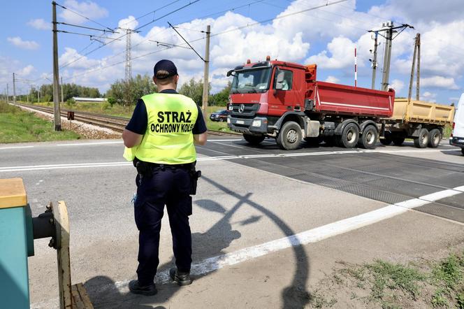 Kierowcy łamią przepisy, więc PKP chciało zamknąć rogatki w Ołtarzewie. Nie wyszło! 