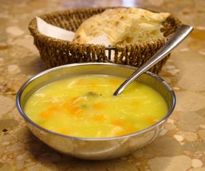 Bośniacka begova corba - zupa bałkańska z kurczakiem i warzywami