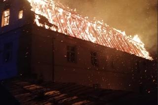 Jakubów. Plebania płonęła całą noc! Ewakuacja proboszcza i ogromne straty [wideo, zdjęcia]