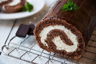 Obłędna rolada Snickers zachwyca. Tak pyszna, że na jednej porcji się nie skończy 