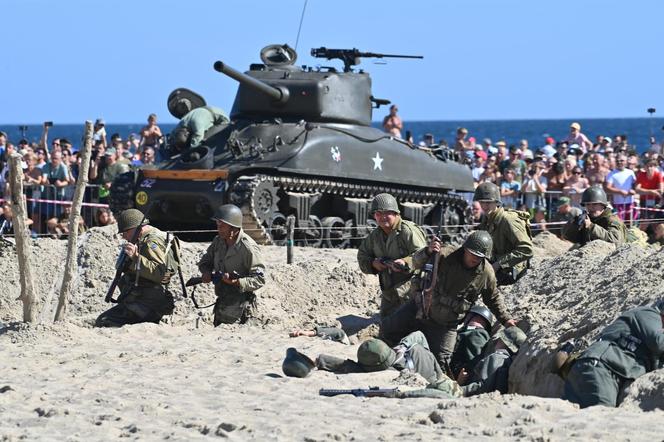 Turyści usłyszeli strzały, a czołgi wjechały na plaże. Zobaczcie zdjęcia z finałowej inscenizacji „Lądowanie na plaży”!