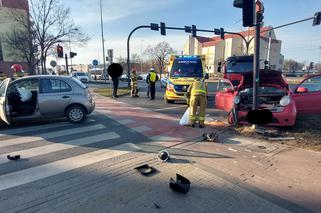 Zderzenie dwóch osobówek w Bydgoszczy! Jedna osoba ranna [ZDJĘCIA]