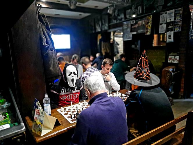 Halloweenowy turniej szachowy w Hard Rock Pubie Pamela. Torunianie i goście bawili się doskonale