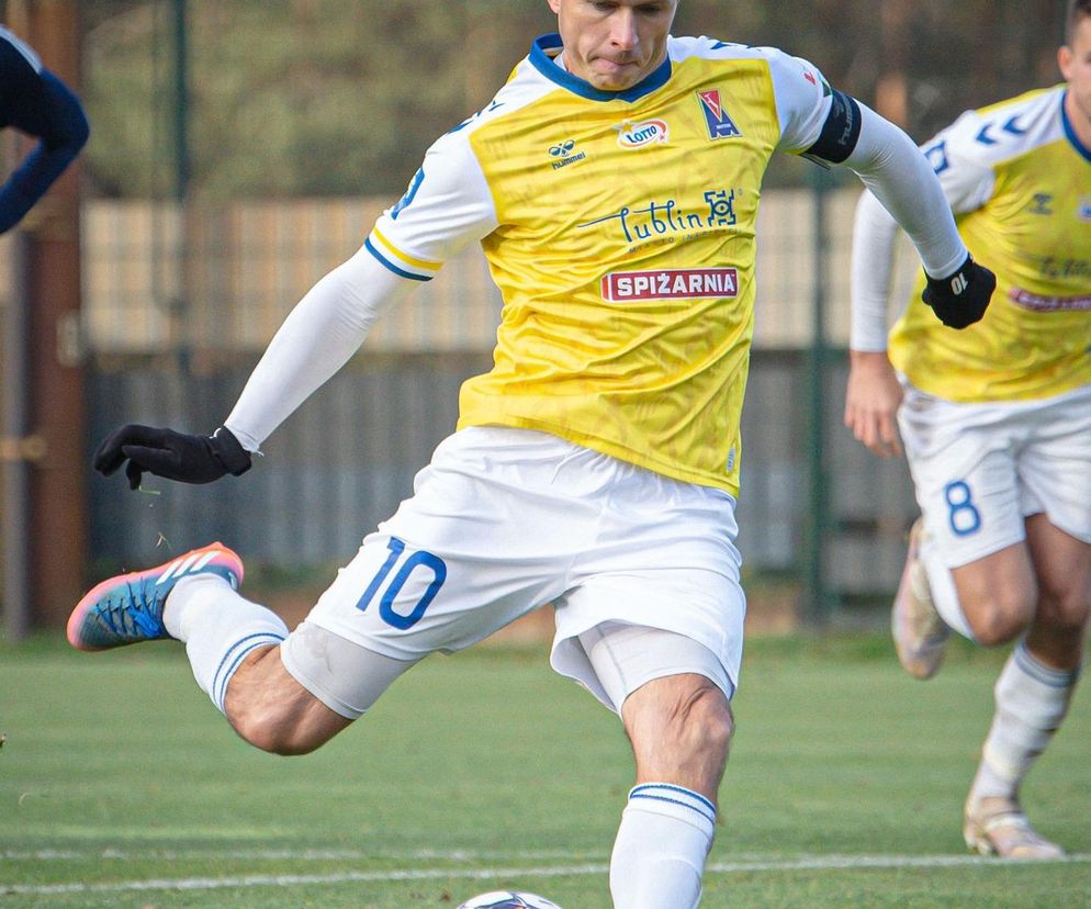 Rafał Król strzela bramkę na 1-0 z rzutu karnego