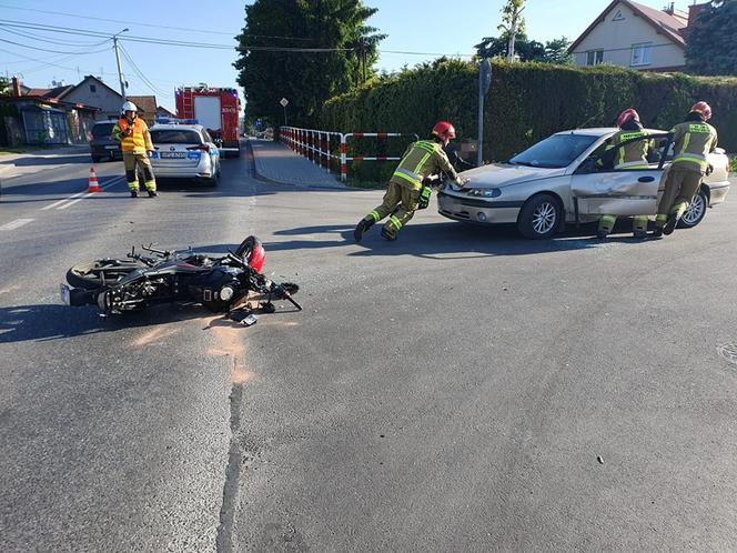 Tuchów. Zderzenie motocyklisty z osobówką na drodze wojewódzkiej nr 977