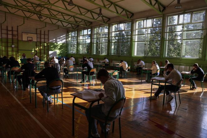 Matura 2025: MATEMATYKA. Maturzyści przerażeni. Przecieki, arkusze CKE + rozwiązania RELACJA NA ŻYWO 6.05.2025