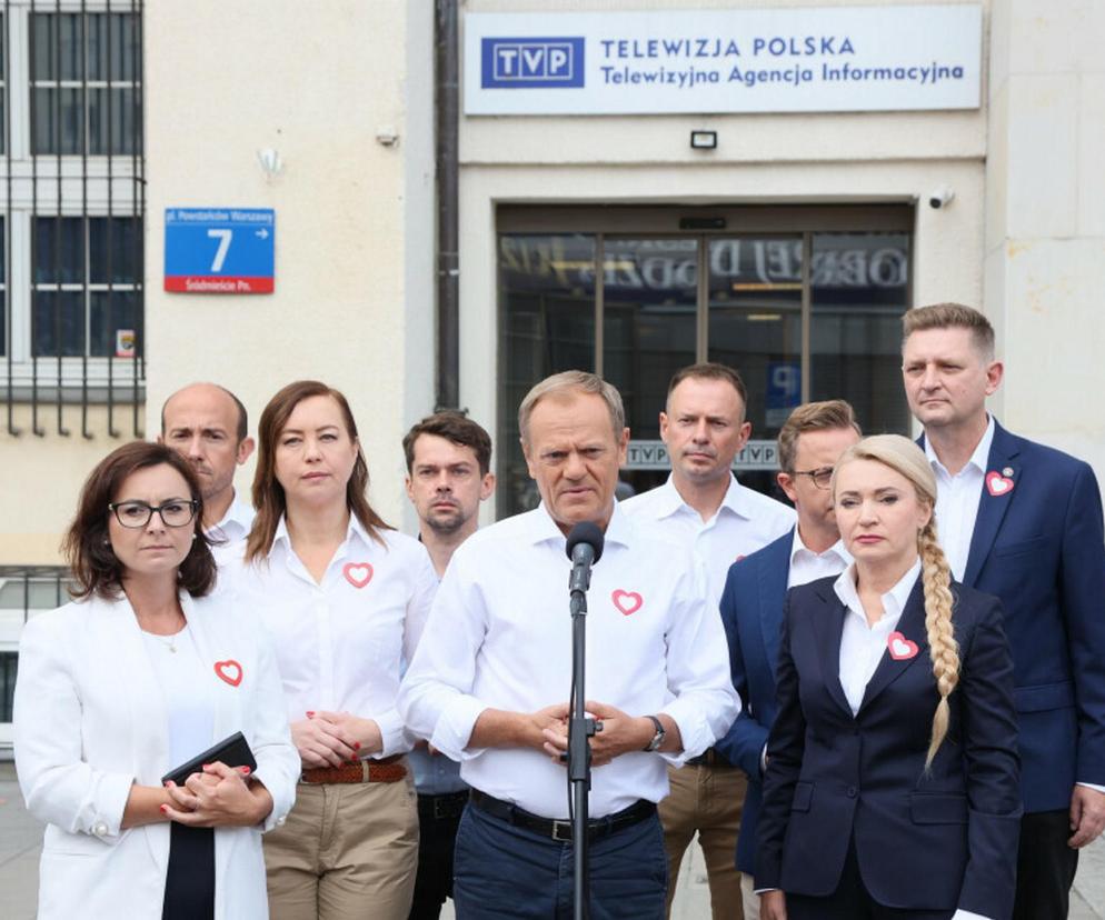 Oświadczenie Donalda Tuska przed budynkiem TVP