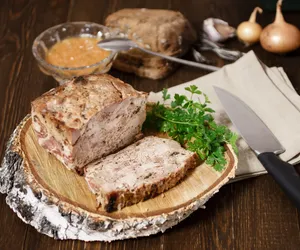 Stary przepis na pasztet z kawałkami mięs. Ziołowa marynata na alkoholu podkręca smak