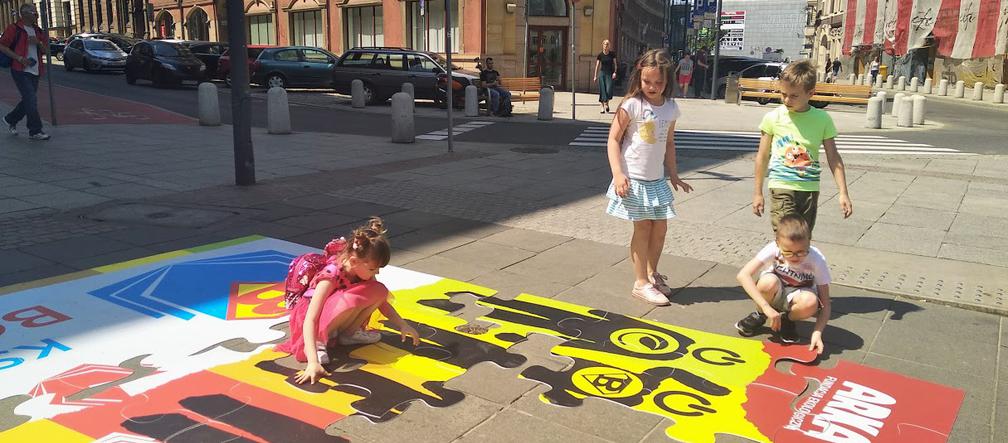 Katowice: Dzieciaki układały na Rynku ogromne puzzle! Wszystko w ramach akcji Książka wspiera bohatera [ZDJĘCIA, AUDIO]