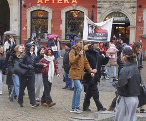 Polonez dla Fredry 2025 we Wrocławiu. Maturzyści zatańczyli na Rynku [ZDJĘCIA]