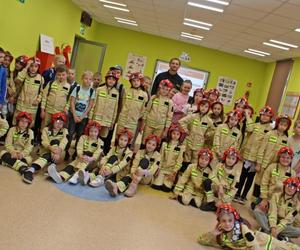Na wyposażenie sali OGNIK trafiło łącznie 30 kompletów ubranek strażackich i hełmów dla dzieci oraz dwa defibrylatory szkoleniowe