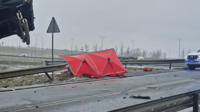 Wypadek w Kołbieli. Tir roztrzaskał osobówkę. Nie żyje jedna osoba