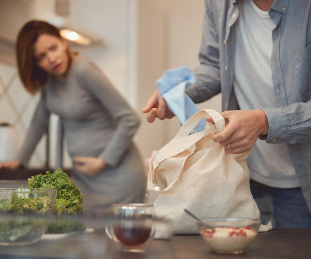 Partner pakuje torbę do szpitala ciężarnej