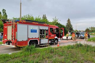 Kompletnie pijany policjant rozbił dwie osobówki. Jego sportowy kabriolet gruchnął w BMW i złamał betonowy słup